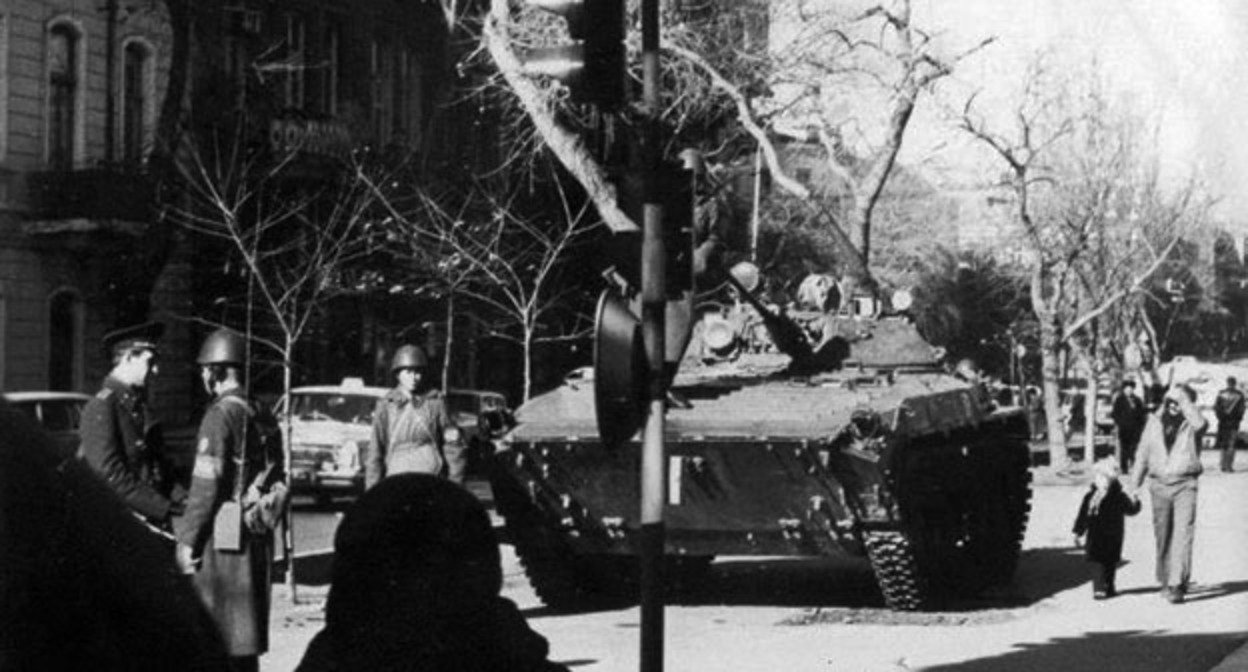 Подразделения советской армии в Баку. Зима 1990 года. Фото: K. Martens. https://ru.wikipedia.org Подразделения советской армии в Баку. Зима 1990 года. Фото: K. Martens. https://ru.wikipedia.org