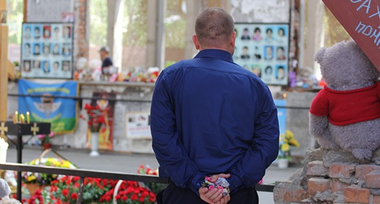 Вахта памяти жертв теракта в бесланской школе. 1 сентября 2021 г. Фото Тамары Агкацевой для "Кавказского узла" Вахта памяти жертв теракта в бесланской школе. 1 сентября 2021 г. Фото Тамары Агкацевой для "Кавказского узла"