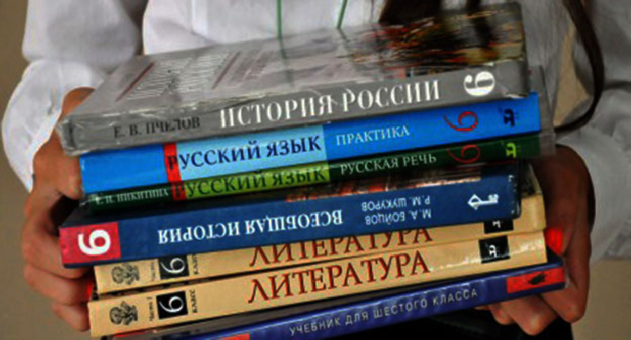 Школьные учебники. Фото: Минобразования Дагестана http://www.dagminobr.ru Школьные учебники. Фото: Минобразования Дагестана http://www.dagminobr.ru