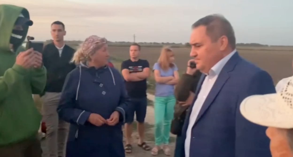 Глава района Юрий Васин (в центре) и участники акции протеста в Полтавской. Фото ТГ-канал "Полтавская против свалки". Глава района Юрий Васин (в центре) и участники акции протеста в Полтавской. Фото ТГ-канал "Полтавская против свалки".