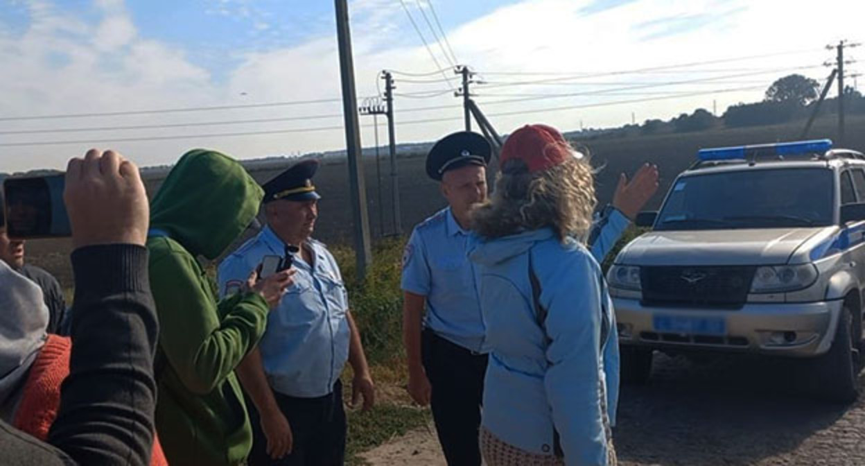 Сотрудники полиции общаются с участниками акции протеста. 5 сентября 2022 г. Фото: Сергей Сальников https://bloknot-krasnodar.ru Сотрудники полиции общаются с участниками акции протеста. 5 сентября 2022 г. Фото: Сергей Сальников https://bloknot-krasnodar.ru