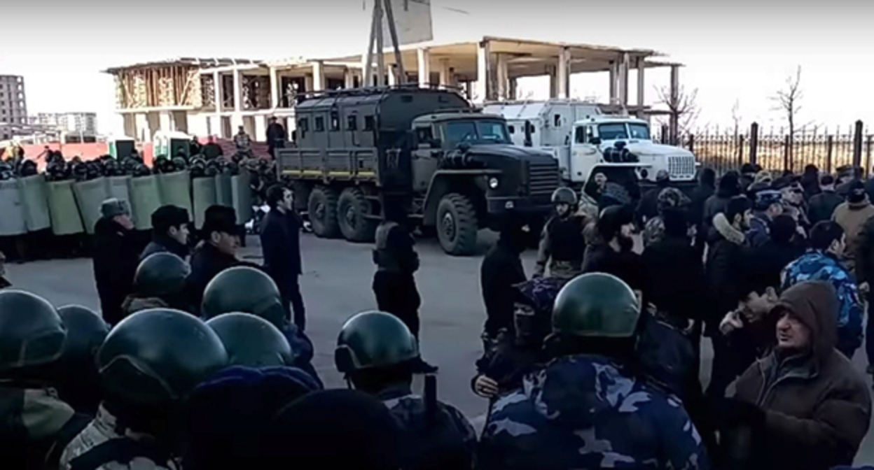Разгон митинга в Магасе. Март 2019 г. Скриншот видео https://fortanga.org/2022/05/nachalos-rassmotrenie-dela-ingushskih-policzejskih-pytavshihsya-predotvratit-nasilie-na-mitinge/ Разгон митинга в Магасе. Март 2019 г. Скриншот видео https://fortanga.org/2022/05/nachalos-rassmotrenie-dela-ingushskih-policzejskih-pytavshihsya-predotvratit-nasilie-na-mitinge/
