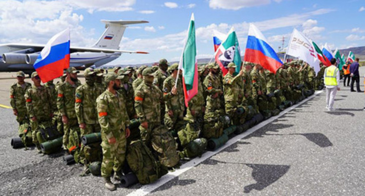 Добровольцы из Чечни перед отправкой на Украину. Фото: https://www.grozny-inform.ru Добровольцы из Чечни перед отправкой на Украину. Фото: https://www.grozny-inform.ru