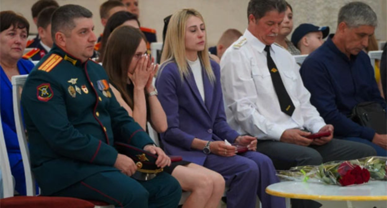 Во время церемонии передачи государственных наград семьям погибших на Украине военнослужащих. Скриншот видео https://www.youtube.com/watch?v=aoE8eTJ91H8 Во время церемонии передачи государственных наград семьям погибших на Украине военнослужащих. Скриншот видео https://www.youtube.com/watch?v=aoE8eTJ91H8