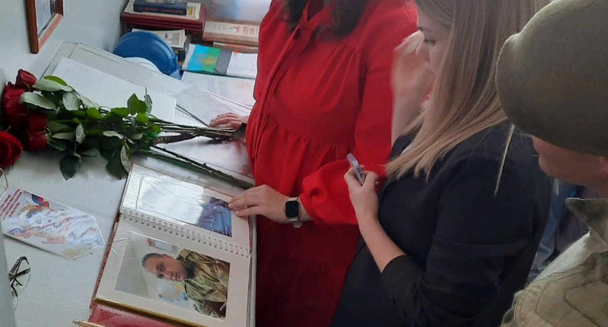 В школе поселка Тополевый открыта мемориальная доска Николаю Есауленко. Фото пресс-служба администрации Ростовской области https://donland.ru/ В школе поселка Тополевый открыта мемориальная доска Николаю Есауленко. Фото пресс-служба администрации Ростовской области https://donland.ru/