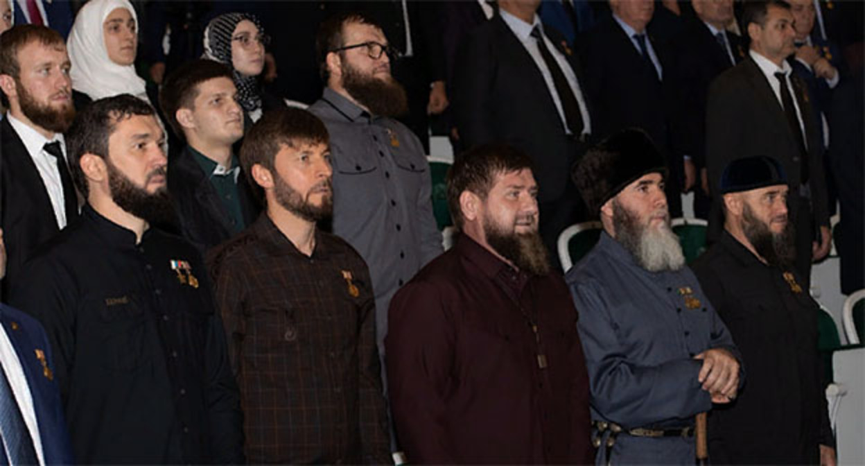 Рамзан Кадыров (в центре в первом ряду) во время церемонии "100 лет образования Чеченской Республики". Фото: пресс-служба главы Чеченской Республики Рамзан Кадыров (в центре в первом ряду) во время церемонии "100 лет образования Чеченской Республики". Фото: пресс-служба главы Чеченской Республики