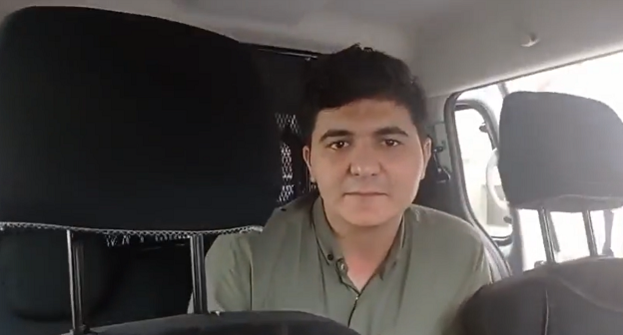 Ахмед Мамедли в полицейской машине у суда. Кадр видео Азиза Мамиева https://www.facebook.com/100061041637185/videos/605001824441575 Ахмед Мамедли в полицейской машине у суда. Кадр видео Азиза Мамиева https://www.facebook.com/100061041637185/videos/605001824441575