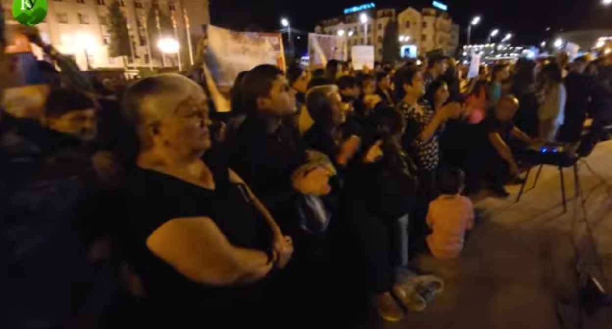 Митингующие в Степанакерте. 17 сентября 2022 года. Скриншот кадра видео "Кавказского узла" https://www.youtube.com/watch?v=MZH-N5gaVoc Митингующие в Степанакерте. 17 сентября 2022 года. Скриншот кадра видео "Кавказского узла" https://www.youtube.com/watch?v=MZH-N5gaVoc