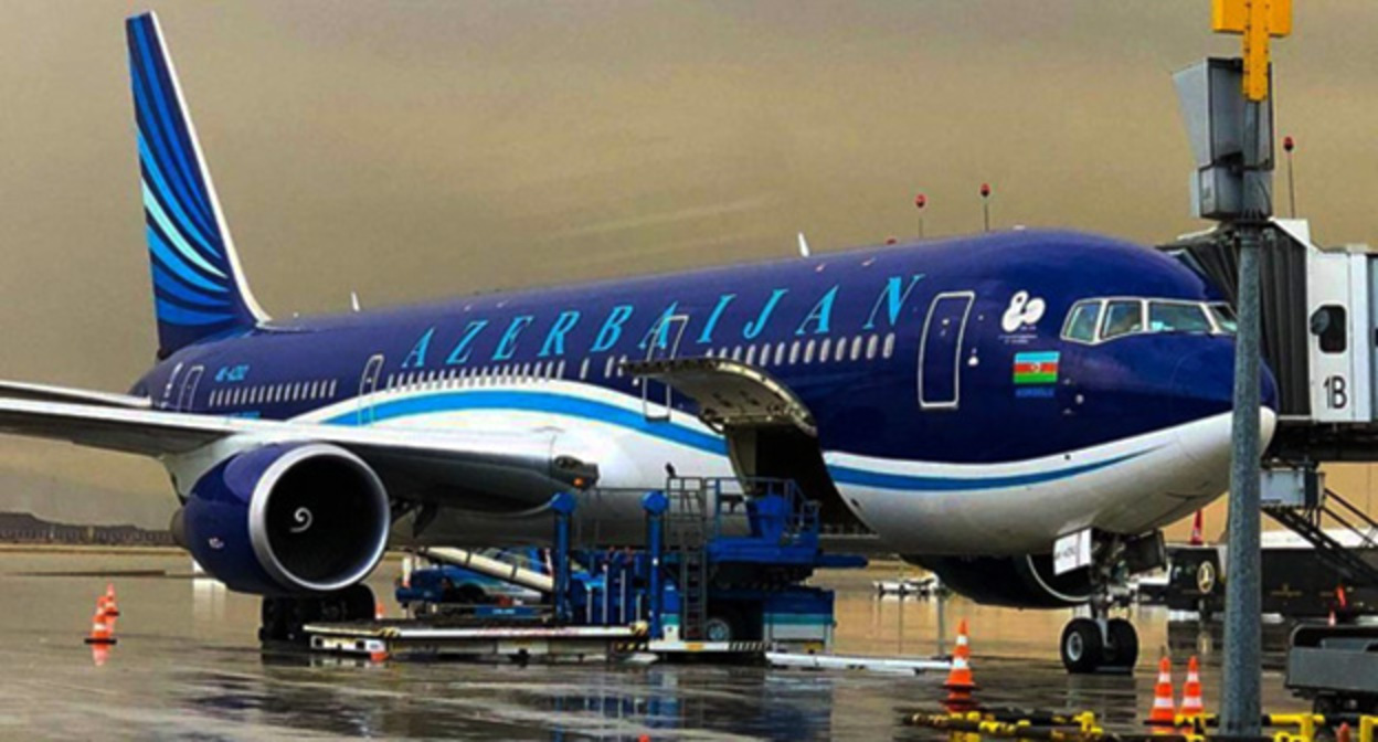 Самолет азербайджанских авиалиний. Фото: https://vk.com/club55054328 Самолет азербайджанских авиалиний. Фото: https://vk.com/club55054328