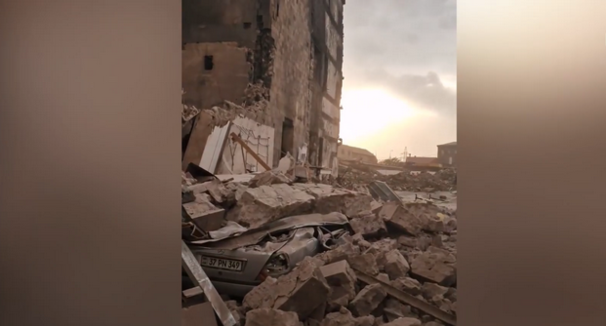 Завал после обрушения ТЦ "Сурмалу". Ереван, 21 сентября 2022 года. Кадр видео: Armenia Today https://armeniatoday.news/incidents-ru/529714/ Завал после обрушения ТЦ "Сурмалу". Ереван, 21 сентября 2022 года. Кадр видео: Armenia Today https://armeniatoday.news/incidents-ru/529714/