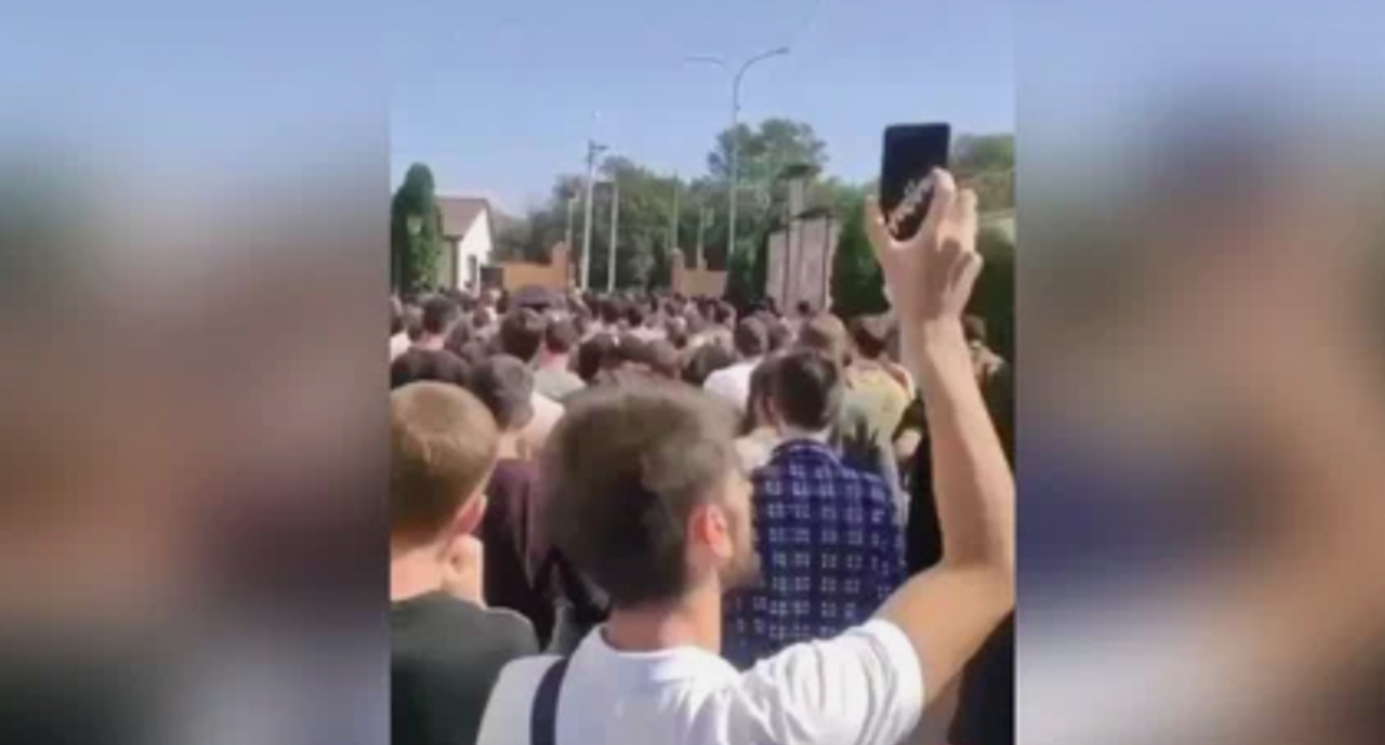 Призывники у военкомата в Чечне. Фото: NewsTracker https://newstracker-ru.turbopages.org/newstracker.ru/s/news/society/22-09-2022/mobilizatsiya-v-chechne-nachalas-s-massovoy-yavki-i-soobscheniy-o-protestah Призывники у военкомата в Чечне. Фото: NewsTracker https://newstracker-ru.turbopages.org/newstracker.ru/s/news/society/22-09-2022/mobilizatsiya-v-chechne-nachalas-s-massovoy-yavki-i-soobscheniy-o-protestah