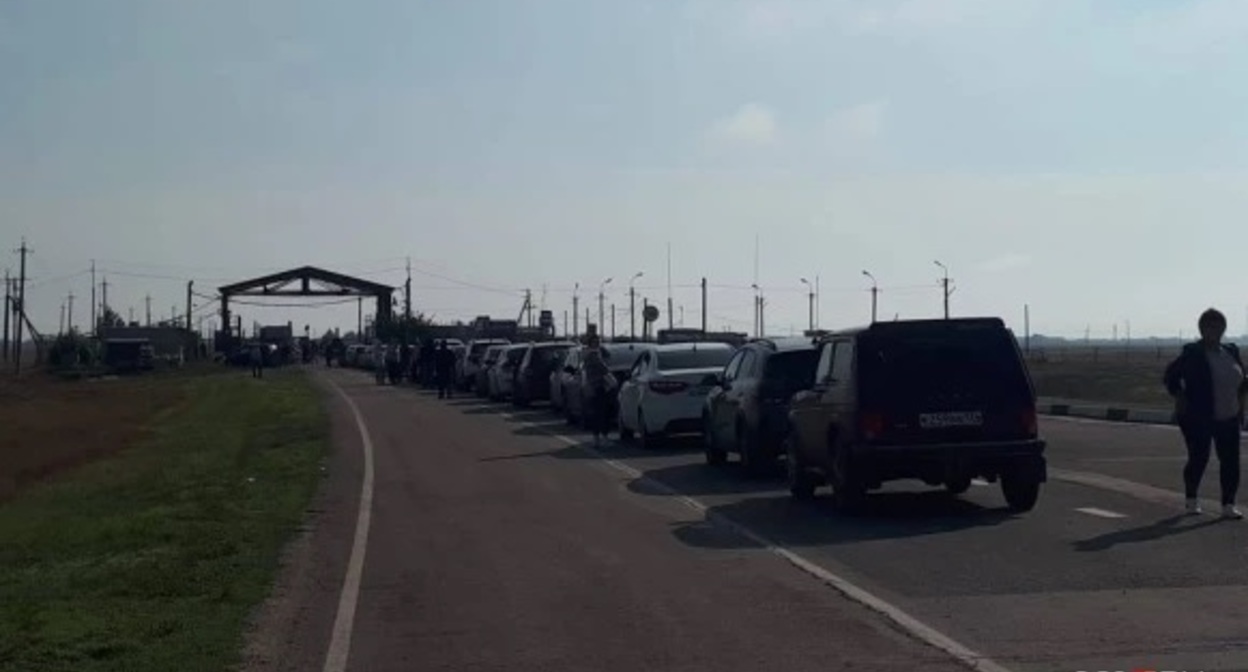 Пробка в Волгоградской области на границе с Казахстаном. Фото очевидцев, https://v1.ru/text/gorod/2022/09/25/71682785/ Пробка в Волгоградской области на границе с Казахстаном. Фото очевидцев, https://v1.ru/text/gorod/2022/09/25/71682785/