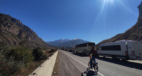 Велосипедист на дороге. 26 сентября 2022 г. Фото Эммы Марзоевой для "Кавказского узла"