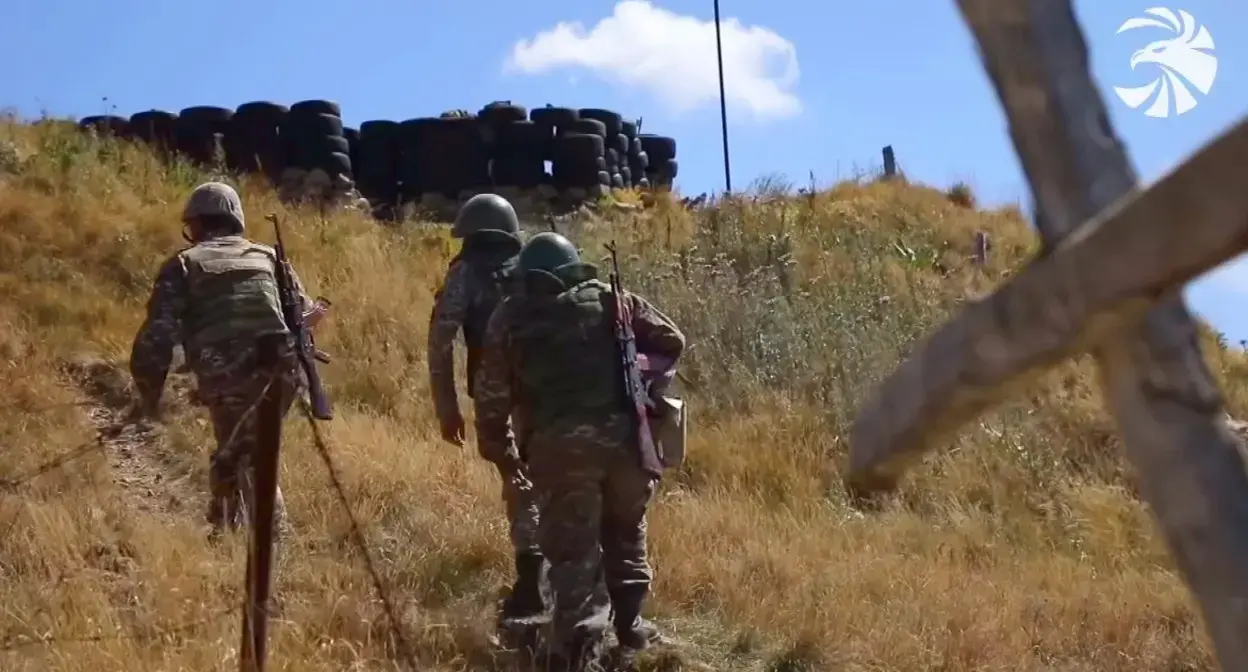 Военнослужащие армянской армии. Кадр видео пресс-службы Минобороны Армении https://www.youtube.com/watch?v=215jDI_CYcw Военнослужащие армянской армии. Кадр видео пресс-службы Минобороны Армении https://www.youtube.com/watch?v=215jDI_CYcw