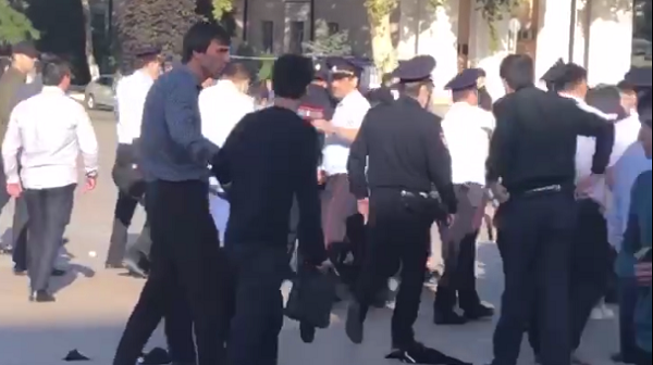 Разгон протестующих в Махачкале, 26 сентября 2022 года. Кадр видео из Telegram-канала Protest Live t.me/protest_da/17685 Разгон протестующих в Махачкале, 26 сентября 2022 года. Кадр видео из Telegram-канала Protest Live t.me/protest_da/17685