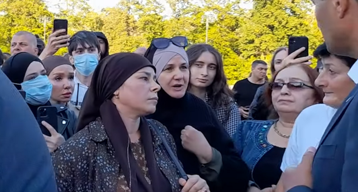 Женщины на акции протеста против мобилизации в Нальчике, 26 сентября 2022 года. Женщины на акции протеста против мобилизации в Нальчике, 26 сентября 2022 года.