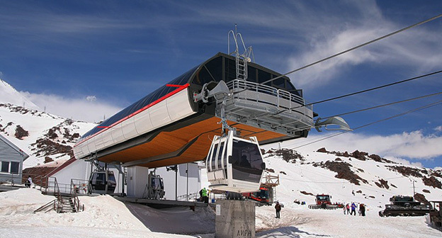 Канатная дорога на курорте "Эльбрус". Фото: https://prielbrusie-ski.ru Канатная дорога на курорте "Эльбрус". Фото: https://prielbrusie-ski.ru