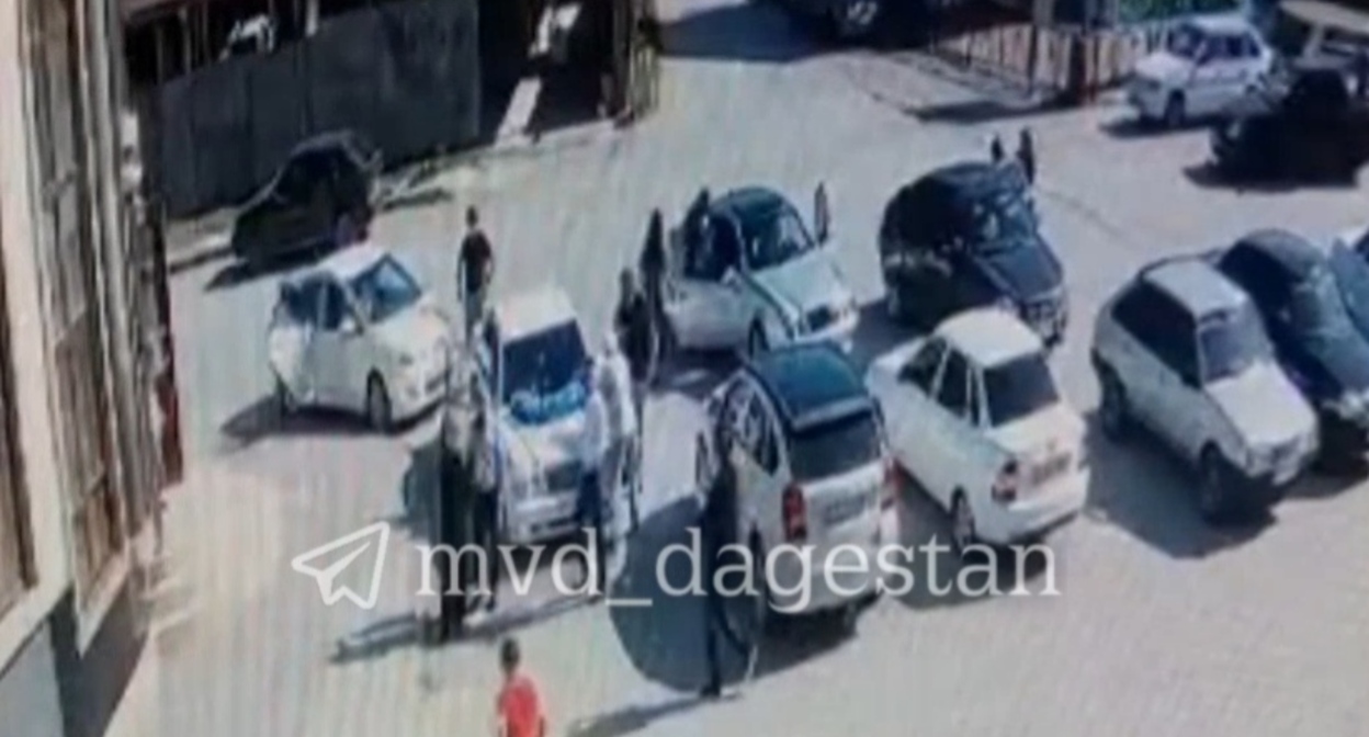 Кадр видео, которым проиллюстрировано сообщение МВД Дагестана о задержании женщины за стрельбу на свадьбе https://t.me/mvd_dagestan/1965 Кадр видео, которым проиллюстрировано сообщение МВД Дагестана о задержании женщины за стрельбу на свадьбе https://t.me/mvd_dagestan/1965