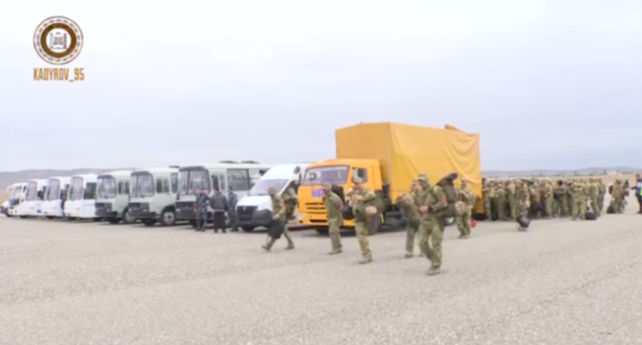 Группа добровольцев в аэропорту "Грозный". Стоп-кадр видео. https://t.me/RKadyrov_95/2939 Группа добровольцев в аэропорту "Грозный". Стоп-кадр видео. https://t.me/RKadyrov_95/2939