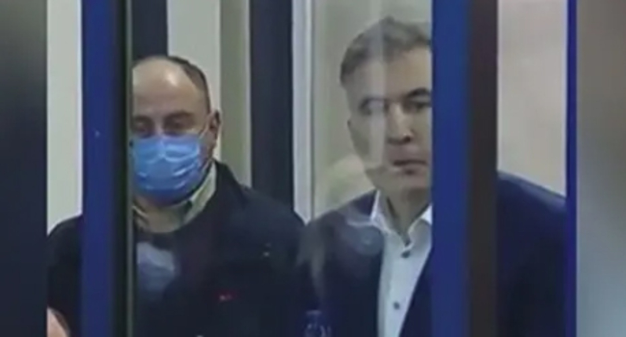 Михаил Саакашвили в зале суда. Кадр видео РЕН ТВ https://ren.tv/news/v-mire/909370-saakashvili-iz-zala-suda-prizval-storonnikov-prodolzhat-protesty Михаил Саакашвили в зале суда. Кадр видео РЕН ТВ https://ren.tv/news/v-mire/909370-saakashvili-iz-zala-suda-prizval-storonnikov-prodolzhat-protesty