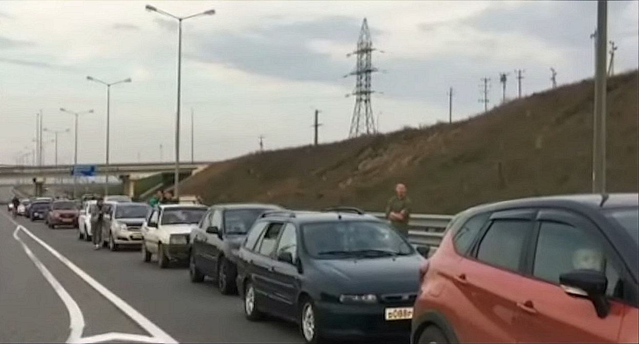 Очередь машин в Темрюкском районе. Кадр видео "Кубань 24" https://www.youtube.com/watch?v=Nb1Ee7UQMDo Очередь машин в Темрюкском районе. Кадр видео "Кубань 24" https://www.youtube.com/watch?v=Nb1Ee7UQMDo