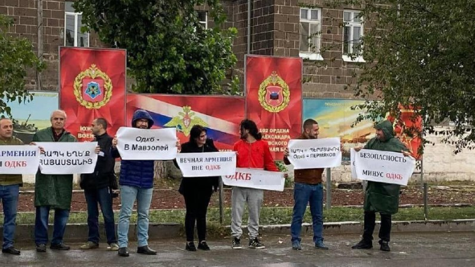 Акция в Гюмри 9.10.2022. Фото: Trlrgram-канал политолога Андраника Ованнисяна. https://t.me/andranik_official/6447 Акция в Гюмри 9.10.2022. Фото: Trlrgram-канал политолога Андраника Ованнисяна. https://t.me/andranik_official/6447