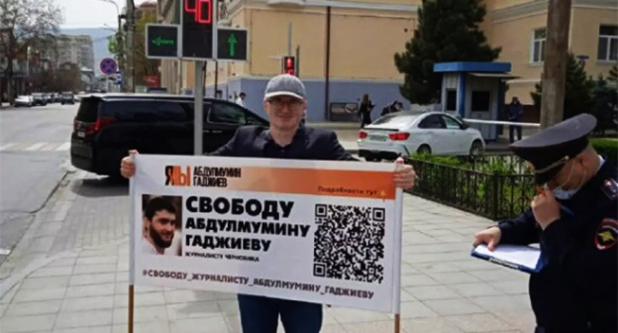 Магомед Магомедов в одиночном пикете. Октябрь 2022 г. Фото https://chernovik.net/ Магомед Магомедов в одиночном пикете. Октябрь 2022 г. Фото https://chernovik.net/