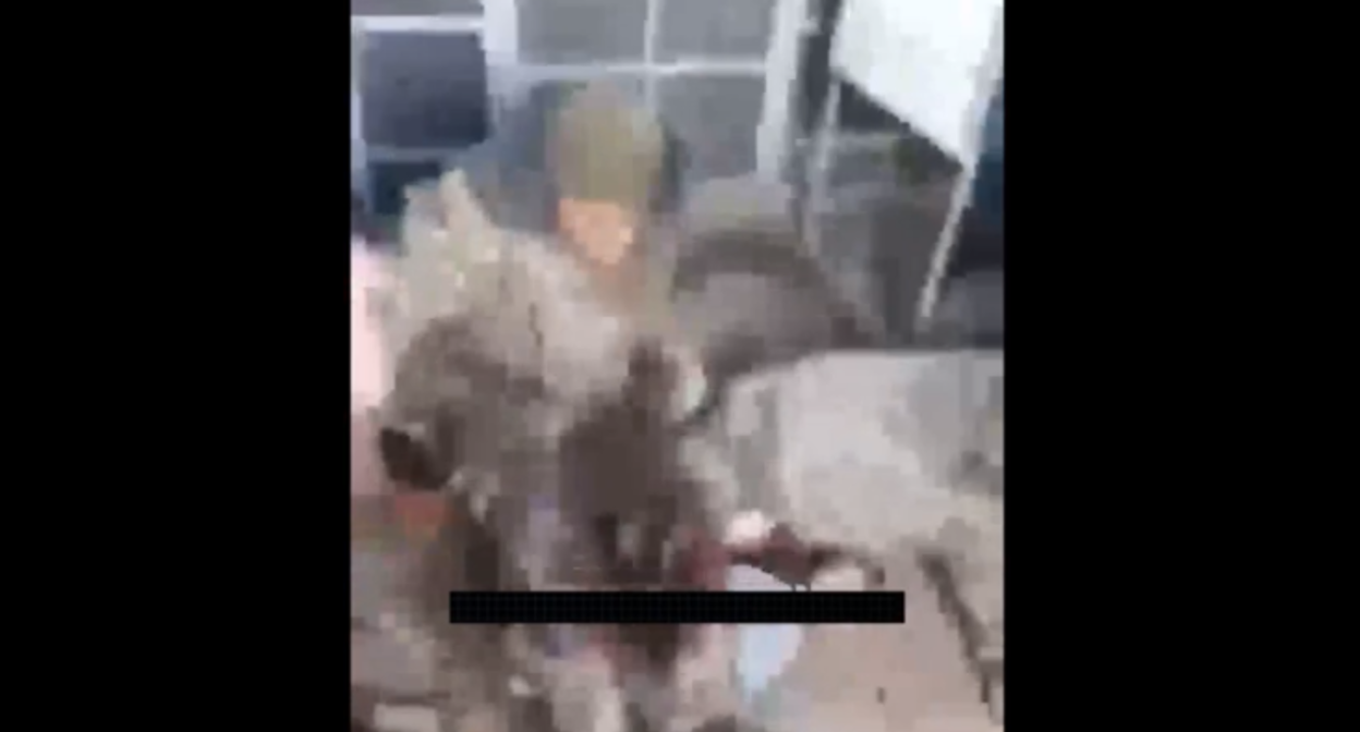 Стоп-кадр видео предположительно с пытками армянских военных. https://www.reddit.com/r/armenia/comments/y1c5o8/nsfw_azerbaijanis_torturing_armenian_pows/ Стоп-кадр видео предположительно с пытками армянских военных. https://www.reddit.com/r/armenia/comments/y1c5o8/nsfw_azerbaijanis_torturing_armenian_pows/