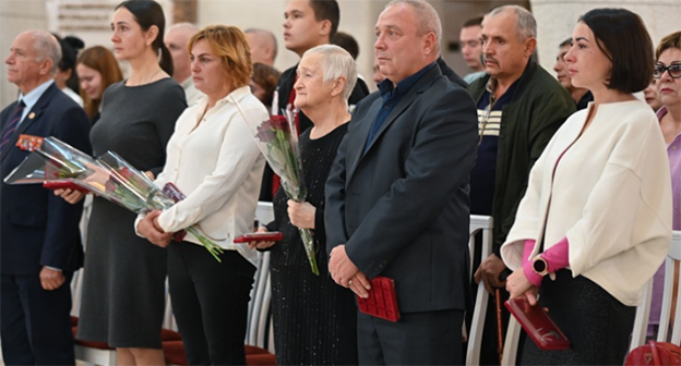 Родственники погибших во время церемонии вручения ордена Мужества. Фото: Павел Мирошкин, Алексей Костяков ИА «Высота 102» Родственники погибших во время церемонии вручения ордена Мужества. Фото: Павел Мирошкин, Алексей Костяков ИА «Высота 102»