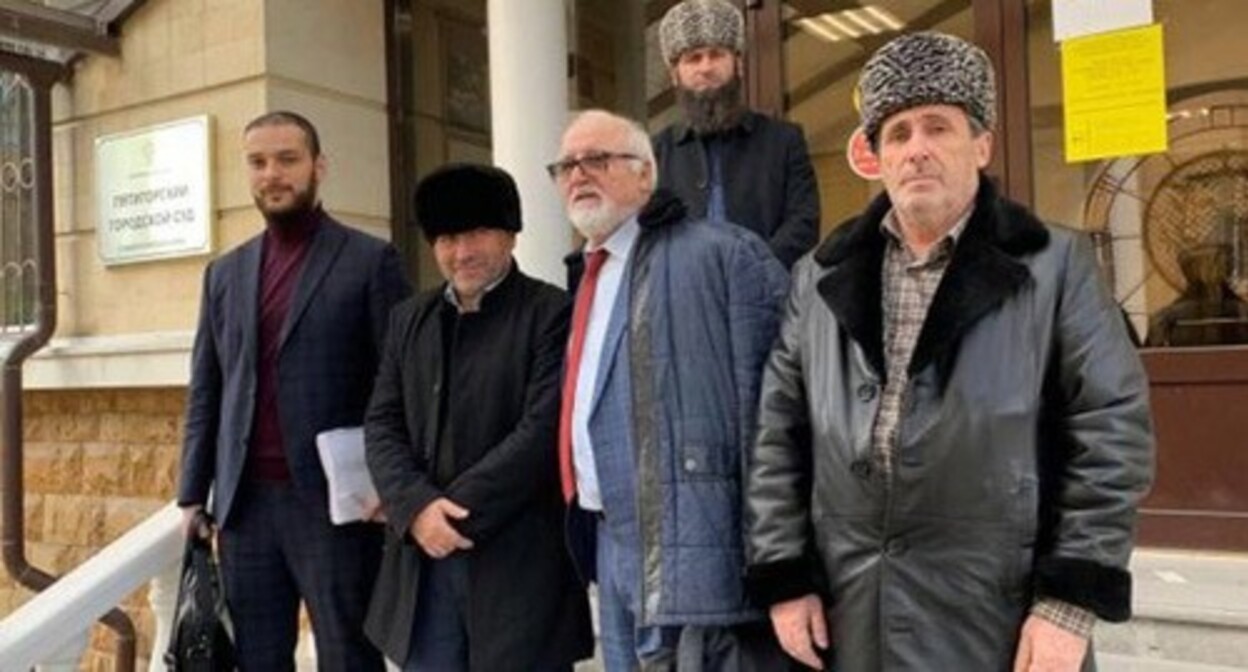 Магомед Долгиев (второй слева). Фото: пресс-служба ПЦ "Мемориал" https://memohrc.org *ДАННОЕ СООБЩЕНИЕ (МАТЕРИАЛ) СОЗДАНО И (ИЛИ) РАСПРОСТРАНЕНО ИНОСТРАННЫМ СРЕДСТВОМ МАССОВОЙ ИНФОРМАЦИИ, ВЫПОЛНЯЮЩИМ ФУНКЦИИ ИНОСТРАННОГО АГЕНТА, И (ИЛИ) РОССИЙСКИМ ЮРИДИЧЕСКИМ ЛИЦОМ, ВЫПОЛНЯЮЩИМ ФУНКЦИИ ИНОСТРАННОГО АГЕНТА. Магомед Долгиев (второй слева). Фото: пресс-служба ПЦ "Мемориал" https://memohrc.org *ДАННОЕ СООБЩЕНИЕ (МАТЕРИАЛ) СОЗДАНО И (ИЛИ) РАСПРОСТРАНЕНО ИНОСТРАННЫМ СРЕДСТВОМ МАССОВОЙ ИНФОРМАЦИИ, ВЫПОЛНЯЮЩИМ ФУНКЦИИ ИНОСТРАННОГО АГЕНТА, И (ИЛИ) РОССИЙСКИМ ЮРИДИЧЕСКИМ ЛИЦОМ, ВЫПОЛНЯЮЩИМ ФУНКЦИИ ИНОСТРАННОГО АГЕНТА.
