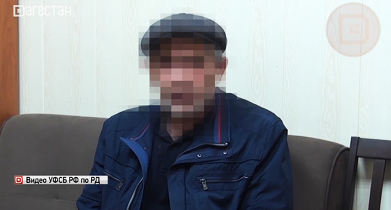 Житель Махачкалы планировал поджечь военкомат под угрозой расправы над находящимся в украинском плену сыном. Скриншот видео https://t.me/RGVKDAGESTAN/17609 Житель Махачкалы планировал поджечь военкомат под угрозой расправы над находящимся в украинском плену сыном. Скриншот видео https://t.me/RGVKDAGESTAN/17609