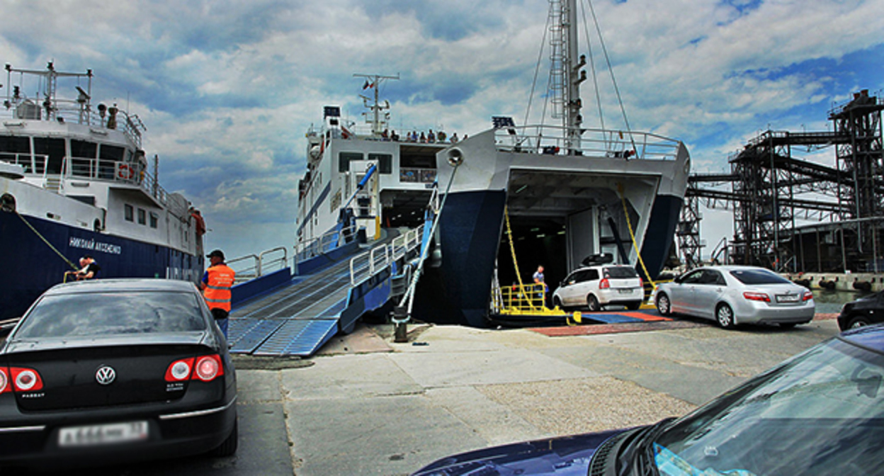 Погрузка автомобилей на паром в порту «Кавказ». Фото: Aleksander Kaasik https://ru.wikipedia.org Погрузка автомобилей на паром в порту «Кавказ». Фото: Aleksander Kaasik https://ru.wikipedia.org