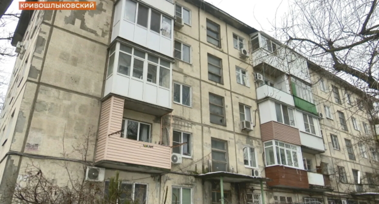 Дом 4 по Кривошлыковскому переулку. Стоп-кадр видео 1rostov.tv Дом 4 по Кривошлыковскому переулку. Стоп-кадр видео 1rostov.tv