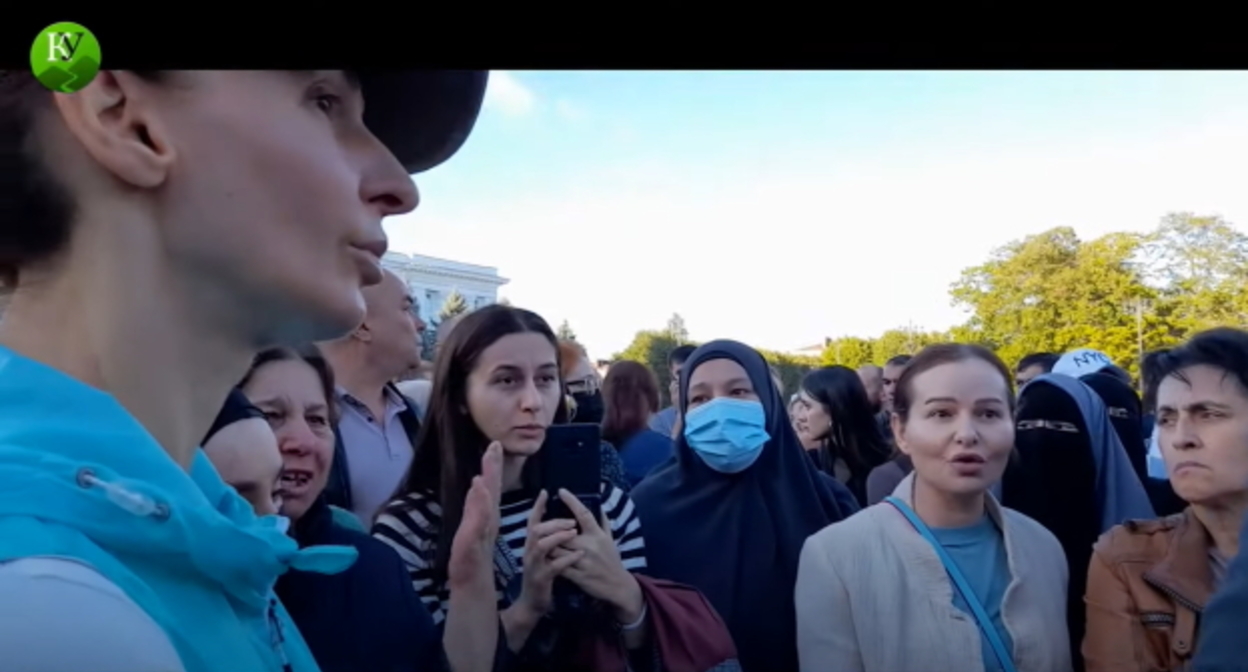 участники акции протеста в Нальчике, стопкадр видео "Кавказского узла", https://www.youtube.com/watch?v=PNvo-9KMwvs участники акции протеста в Нальчике, стопкадр видео "Кавказского узла", https://www.youtube.com/watch?v=PNvo-9KMwvs