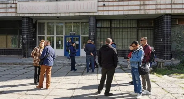 Волгоградцы возле здания центра научно-технической информации, фото: ИА «Высота 102» Волгоградцы возле здания центра научно-технической информации, фото: ИА «Высота 102»