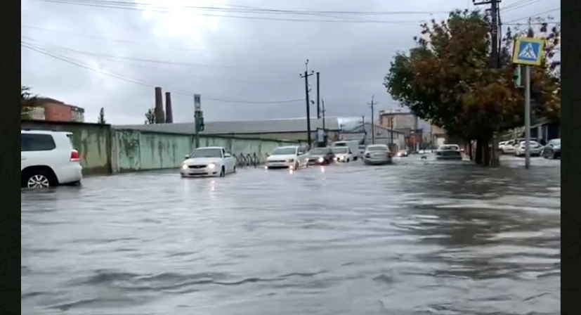 Затопленная водой улица в Махачкале. Кадр видео Мурада Магомедова https://t.me/muradreporter/279 Затопленная водой улица в Махачкале. Кадр видео Мурада Магомедова https://t.me/muradreporter/279