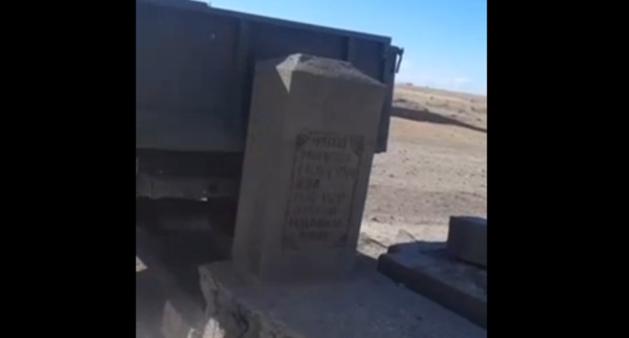 Водитель грузовика разрушает надгробие. Кадр видео, опубликованного изданием Caliber.Az https://t.me/caliber_az_official/11088 Водитель грузовика разрушает надгробие. Кадр видео, опубликованного изданием Caliber.Az https://t.me/caliber_az_official/11088