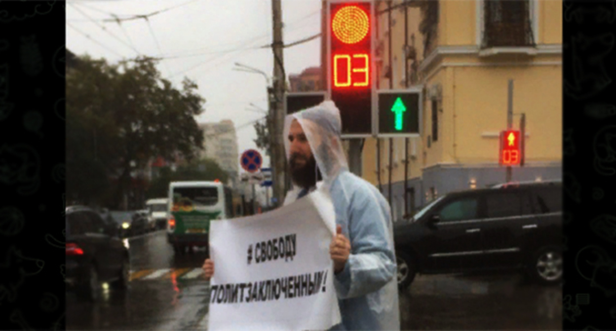 Идрис Юсупов в одиночном пикете. Скриншот https://t.me/chernovik/39016 Идрис Юсупов в одиночном пикете. Скриншот https://t.me/chernovik/39016