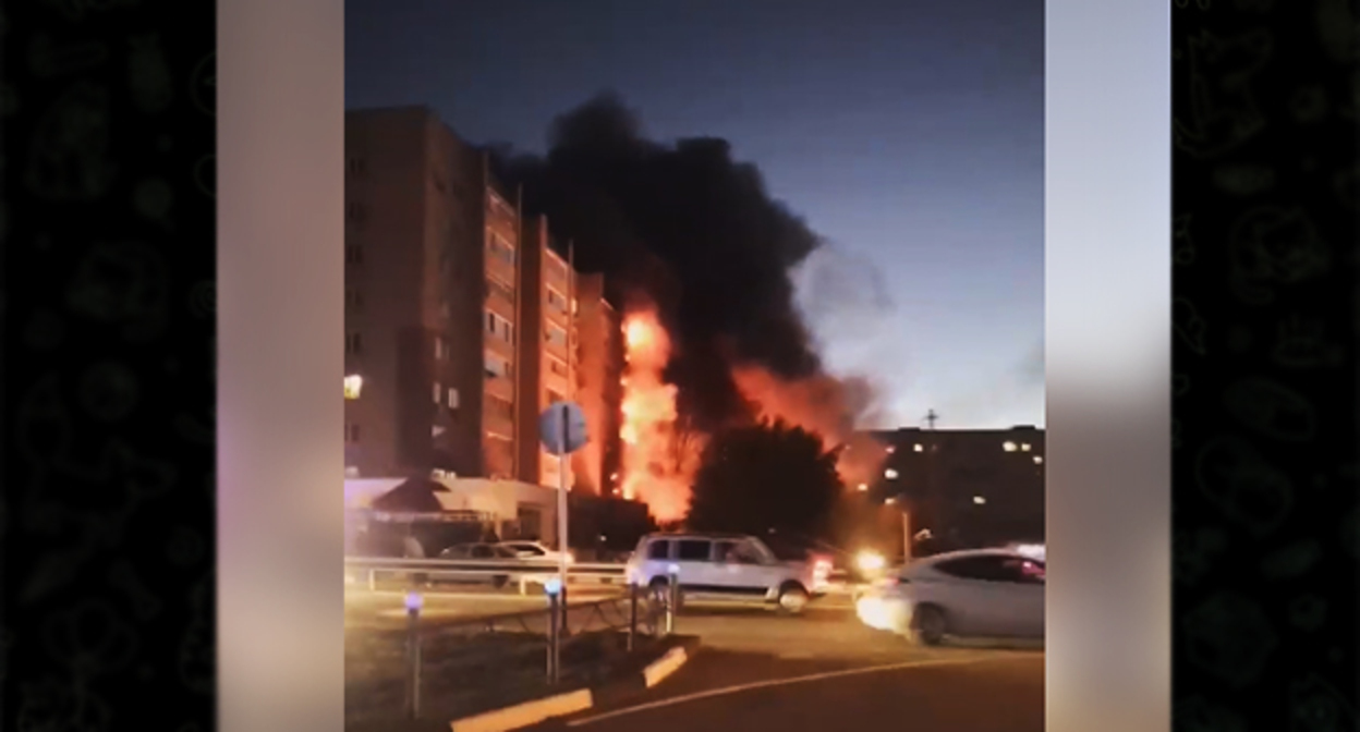 В жилом доме в Ейске возник крупный пожар после падения военного самолета. Скриншот видео https://t.me/bazabazon/13949 В жилом доме в Ейске возник крупный пожар после падения военного самолета. Скриншот видео https://t.me/bazabazon/13949