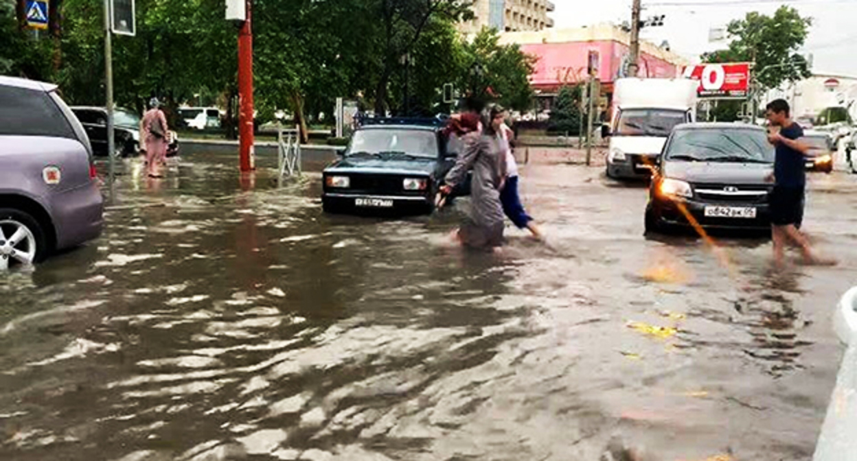 Подтопления во время дождей в Махачкале. Скриншот видео https://ria.ru/20210707/makhachkala-1740323458.html Подтопления во время дождей в Махачкале. Скриншот видео https://ria.ru/20210707/makhachkala-1740323458.html