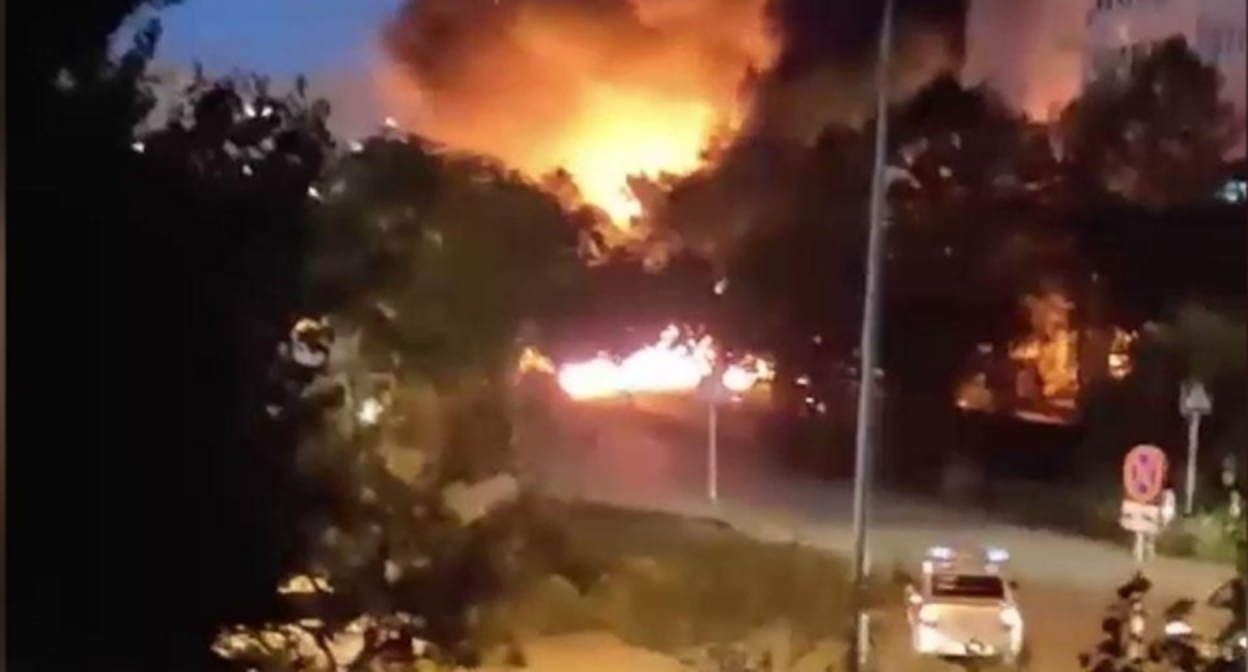 Первые минуты после крушения СУ-34 в Ейске, стоп-кадр видео тг-каналл "Подслушано в Ейске" Первые минуты после крушения СУ-34 в Ейске, стоп-кадр видео тг-каналл "Подслушано в Ейске"