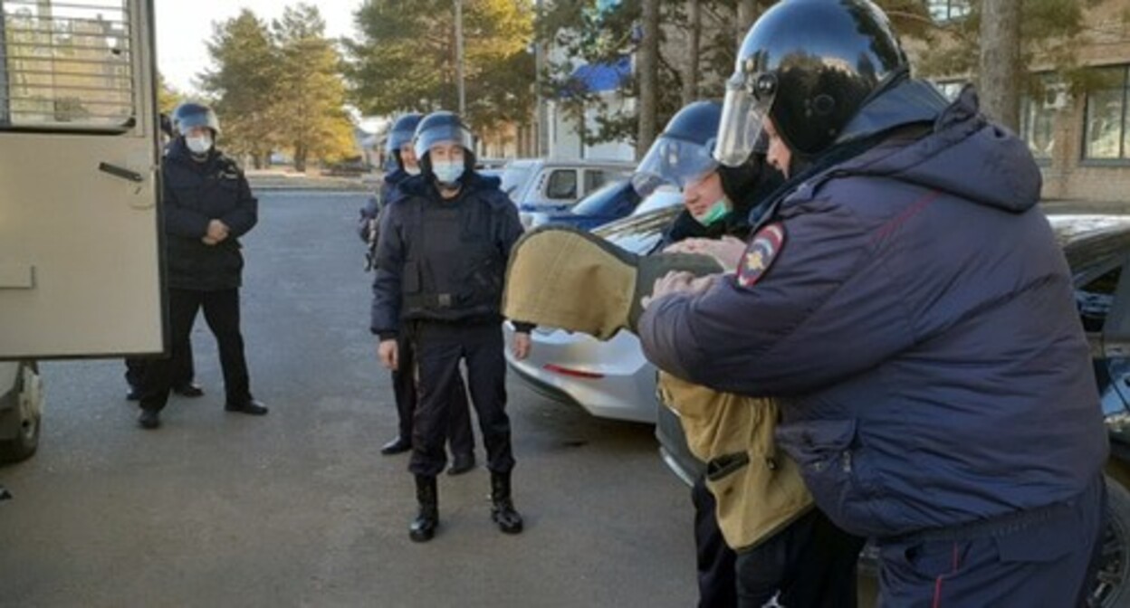 ФСБ задерживает подозреваемого. Фото: http://nac.gov.ru/terrorizmu-net/fsb/fsb-rossii-predotvrashchena-popytka-soversheniya.html ФСБ задерживает подозреваемого. Фото: http://nac.gov.ru/terrorizmu-net/fsb/fsb-rossii-predotvrashchena-popytka-soversheniya.html