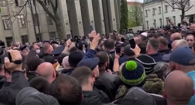 Митинг во Владикавказе. Апрель 2020 г. Скриншот видео "Кавказского узла" https://www.youtube.com/watch?v=aIxG_fs1r0M Митинг во Владикавказе. Апрель 2020 г. Скриншот видео "Кавказского узла" https://www.youtube.com/watch?v=aIxG_fs1r0M