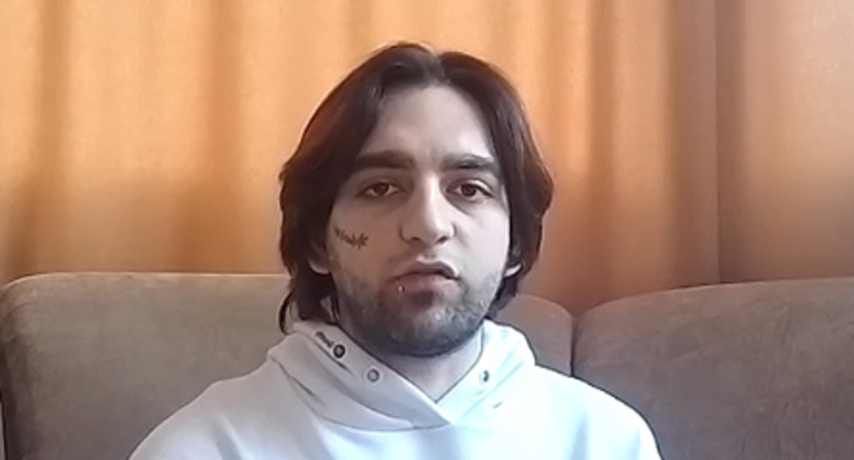 Магомед Асхабов. Кадр видео "Кавказ.Реалии"*. https://d19wbtacbn3uyf.cloudfront.net/a/podveshivali-za-ruki-izgonyali-dzhinna-istoriya-magomeda-kotorogo-lechili-ot-gomoseksualjnosti-v-rehab-tsentre-v-dagestane/31941445.html Магомед Асхабов. Кадр видео "Кавказ.Реалии"*. https://d19wbtacbn3uyf.cloudfront.net/a/podveshivali-za-ruki-izgonyali-dzhinna-istoriya-magomeda-kotorogo-lechili-ot-gomoseksualjnosti-v-rehab-tsentre-v-dagestane/31941445.html