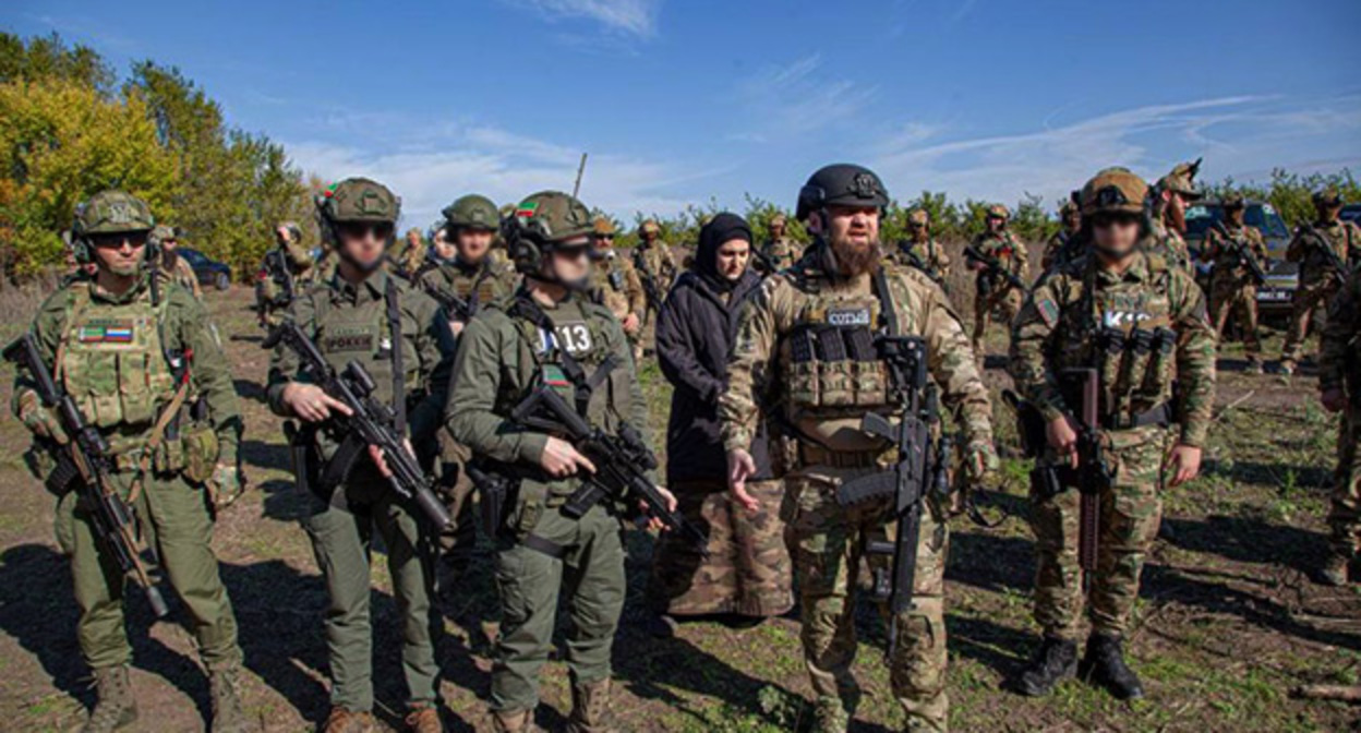 Дети Кадырова в зоне специальной военной операции. (лица несовершеннолетних на фото размыты в соответствии с законодательством РФ) Фото: Артур Гичкаев / ИА «Грозный-информ» Дети Кадырова в зоне специальной военной операции. (лица несовершеннолетних на фото размыты в соответствии с законодательством РФ) Фото: Артур Гичкаев / ИА «Грозный-информ»