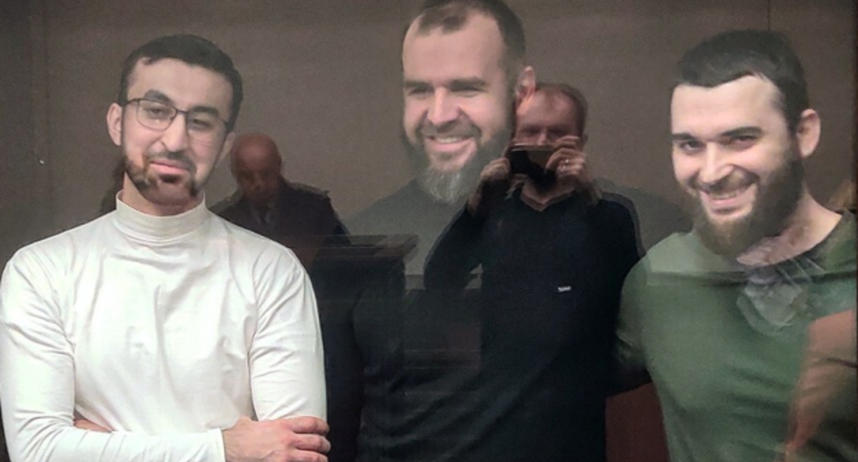 Абубакар Ризванов (в центре) в зале суда, 2021 год. Фото Константина Волгина для "Кавказского узла" Абубакар Ризванов (в центре) в зале суда, 2021 год. Фото Константина Волгина для "Кавказского узла"