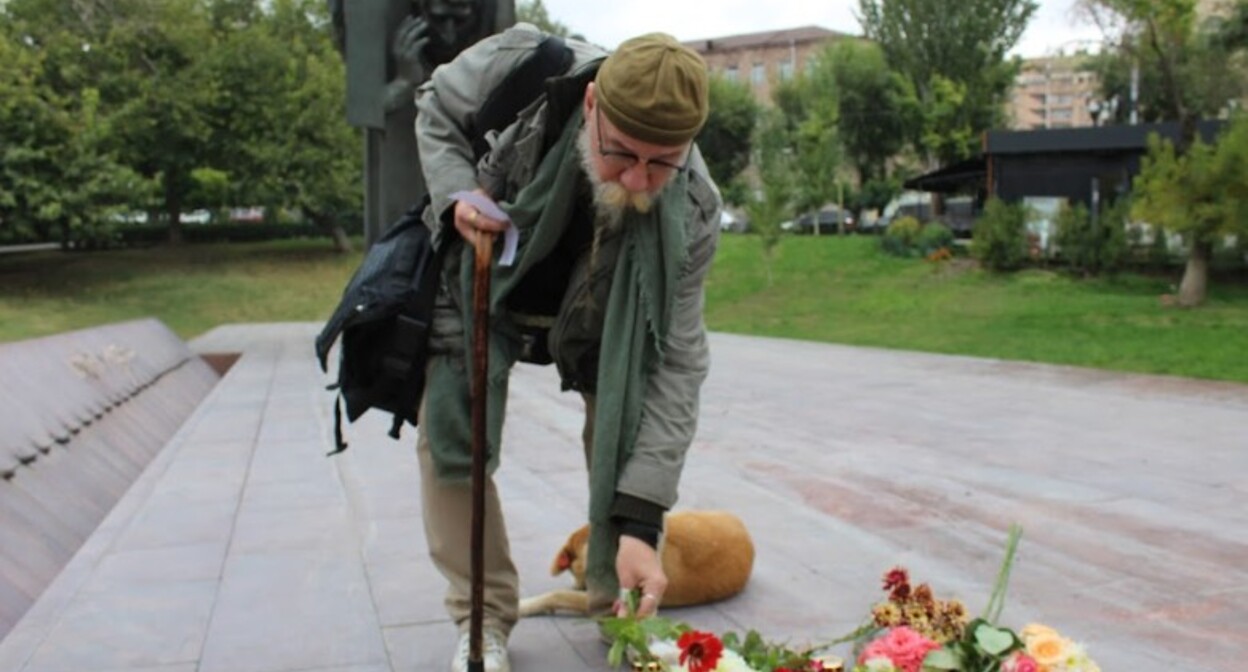Участник акции "Возвращение имен" возложением цветов чтит память жертв сталинских репрессий. Ереван, 22 октября 2022 года. Фото Тиграна Петросяна для "Кавказского узла". Участник акции "Возвращение имен" возложением цветов чтит память жертв сталинских репрессий. Ереван, 22 октября 2022 года. Фото Тиграна Петросяна для "Кавказского узла".