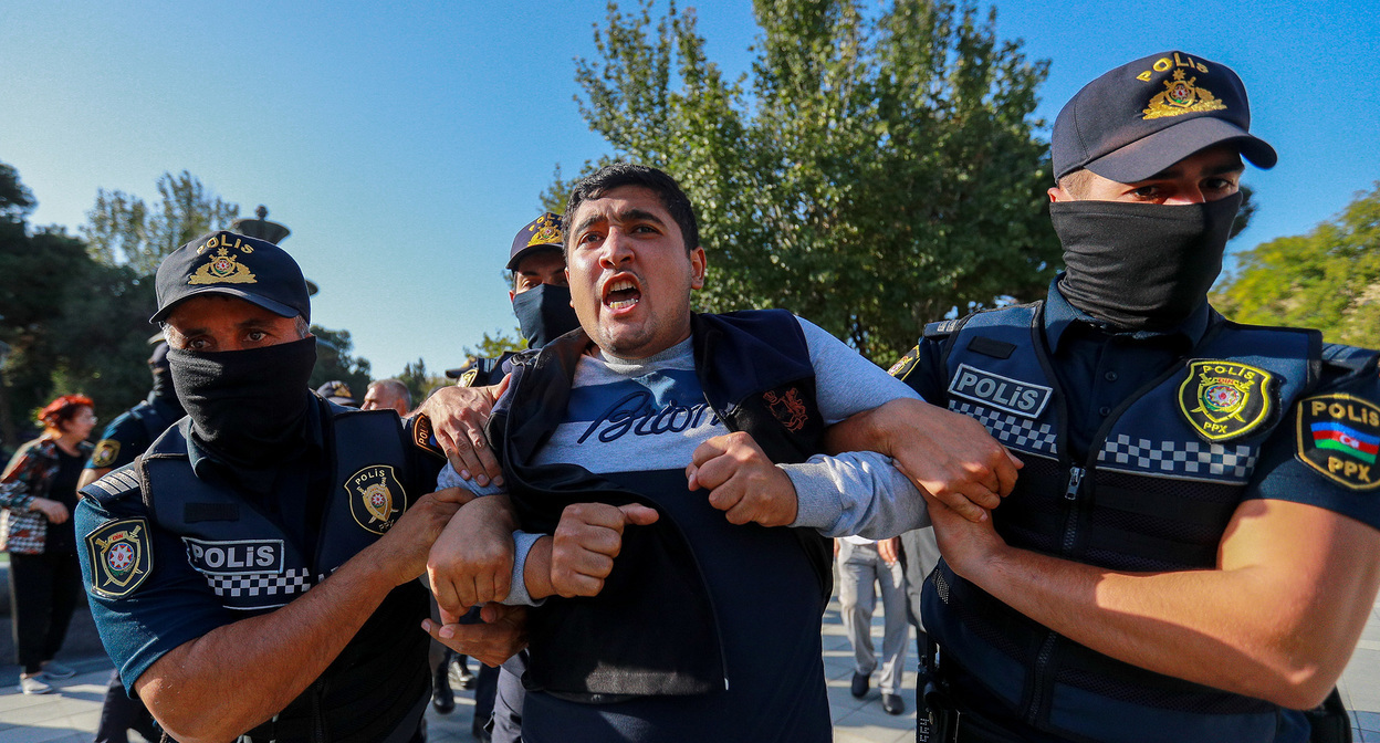 Задержание активиста в Баку, 30 сентября. Фото Азиза Каримова для “Кавказского узла”. Задержание активиста в Баку, 30 сентября. Фото Азиза Каримова для “Кавказского узла”.