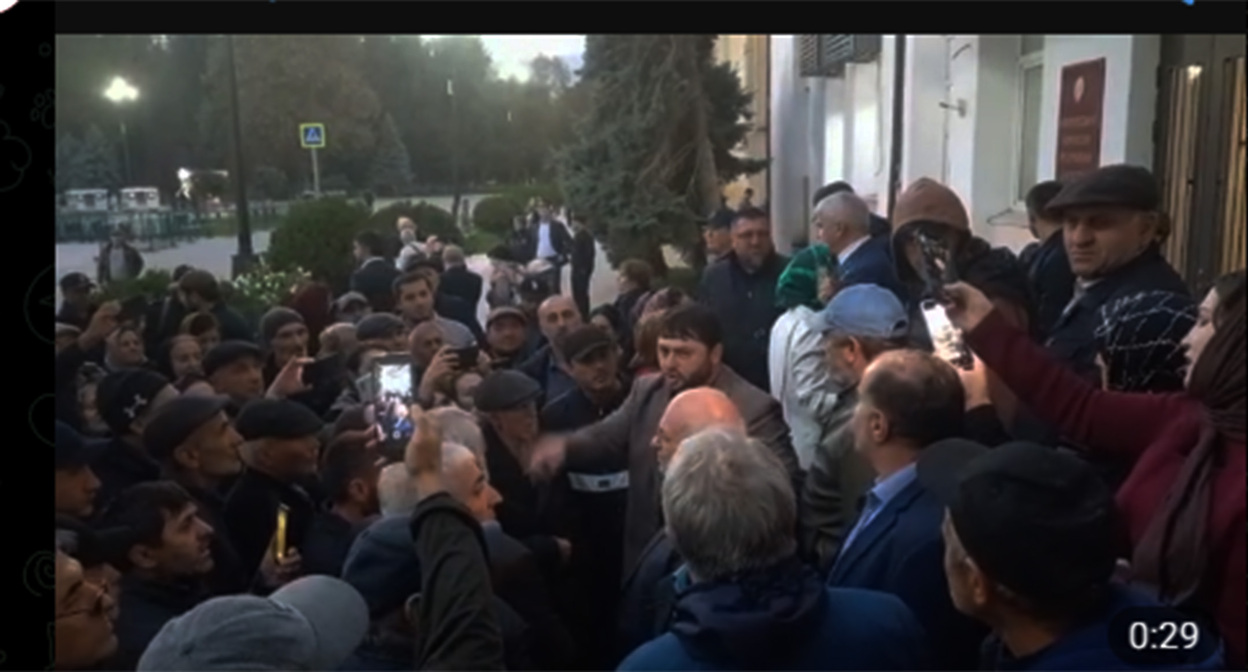 Более ста человек собрались на центральной площади Махачкалы. 24.10.22. Cкриншот видео https://t.me/dagestanRD/24276Б Более ста человек собрались на центральной площади Махачкалы. 24.10.22. Cкриншот видео https://t.me/dagestanRD/24276Б