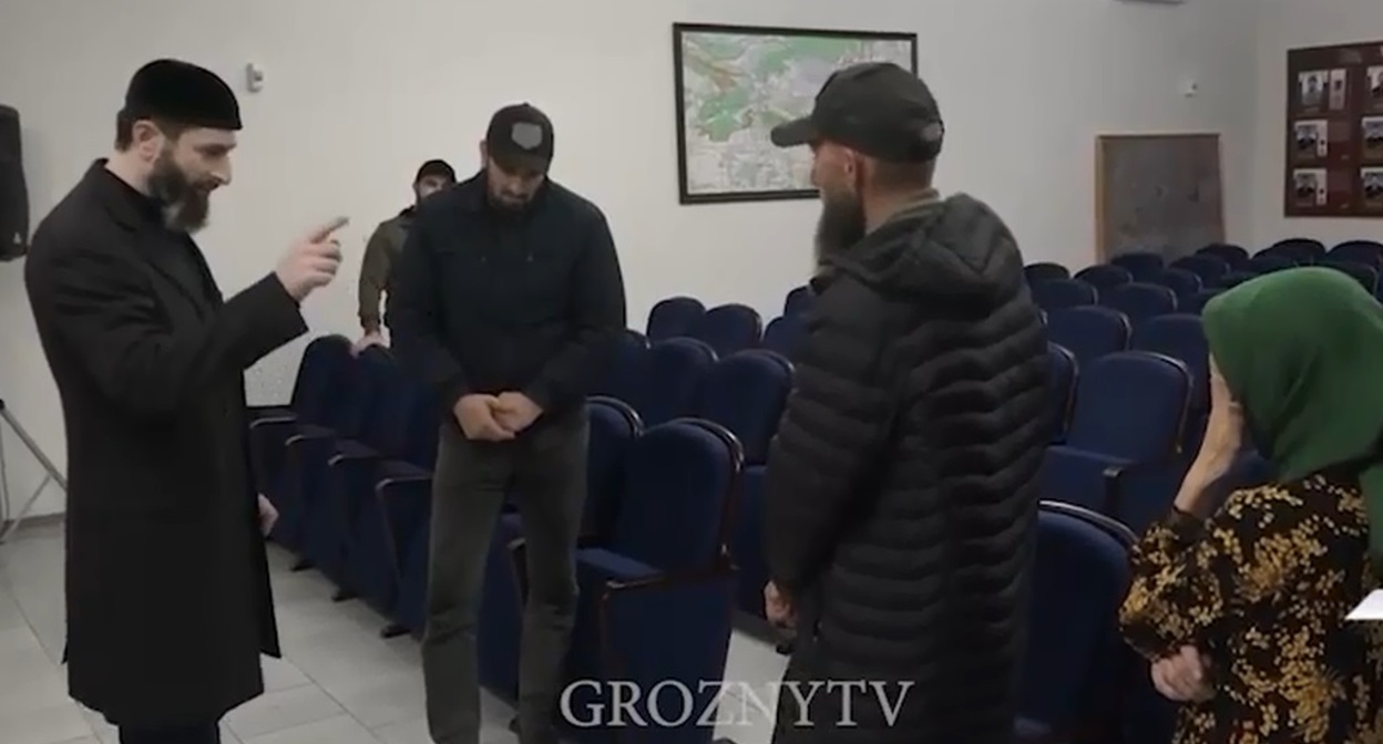 Адам Эльжуркаев отчитывает Хасуху Сулиева. Стопкадр видеоролика на странице https://www.instagram.com/p/CkRMwmvjjCV/?hl=ru Адам Эльжуркаев отчитывает Хасуху Сулиева. Стопкадр видеоролика на странице https://www.instagram.com/p/CkRMwmvjjCV/?hl=ru